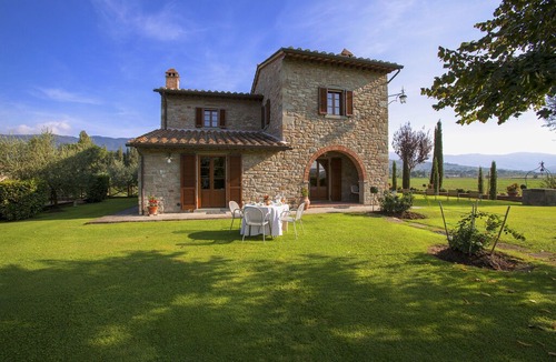 Montalla Apartment | Spacious Villa in Cortona Tuscany with Swimming Pool