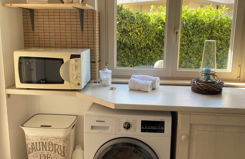 Sabaudia Villa | Spaziosa casa vicino al centro con giardino, forno a pizza, parcheggio privato