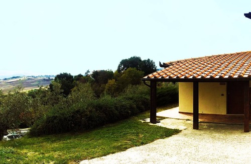 Gualdo Cattaneo Apartment | "Spoleto" appartement, in the Villa di Castello is situated in the middle of an olive garden.