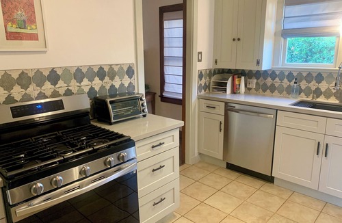 Mid-Wilshire Apartment | Spotless and tastefully renovated vintage charm in desirable neighborhood.