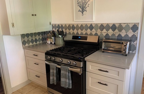 Mid-Wilshire Apartment | Spotless and tastefully renovated vintage charm in desirable neighborhood.