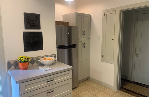 Mid-Wilshire Apartment | Spotless and tastefully renovated vintage charm in desirable neighborhood.