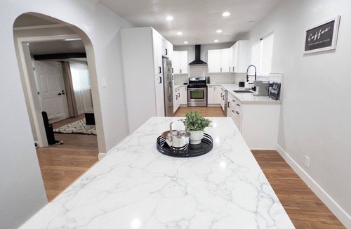 Los Angeles House | Stay in comfort and style while being surrounded by the best Los Angeles has!