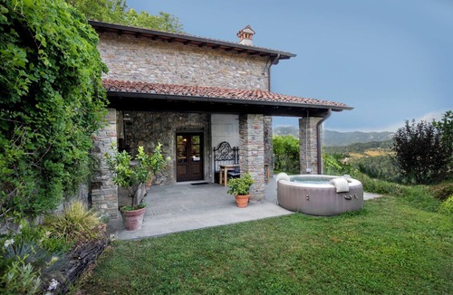 Camporgiano Cottage | Stone Cottage with private hot tub and panoramic views