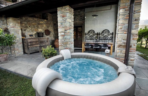 Camporgiano Cottage | Stone Cottage with private hot tub and panoramic views