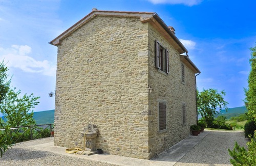Pieve di Chio Villa | Stone house in a secluded and extremely panoramic position, 15 km from Cortona, with private pool an
