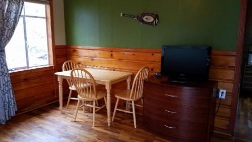 Lyons Hotel | Stone Mountain Lodge