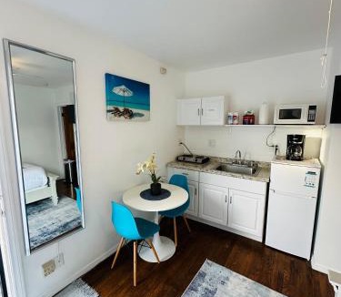 Culver - West Apartment | Studio, 5 minutes to Venice Beach Free Parking!