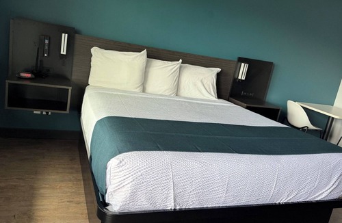 Corona Hotel | Studio 6 Corona, CA - West