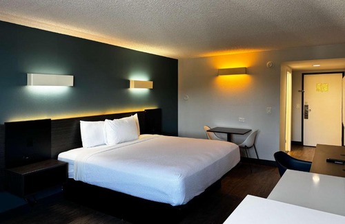 Harbor Hotel | Studio 6 Suites Carson, CA
