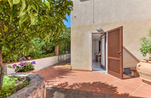 Marciana Marina Apartment | Studio Apartment 'Monolocale Nel Verde' with Private Terrace, Shared Garden and Wi-Fi