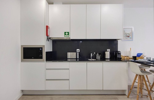 Gloria Apartment | Studio Apartment 'Aveiro City Blue' with Shared Terrace and Wi-Fi