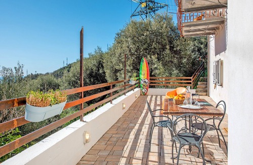 Varazze Apartment | Studio Apartment 'Macaja' with Sea View, Wi-Fi and Air Conditioning