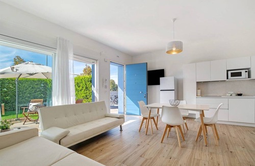 Lido di Jesolo Apartment | Studio Apartment 'Open Space 1' with Shared Garden, Wi-Fi and Air Conditioning