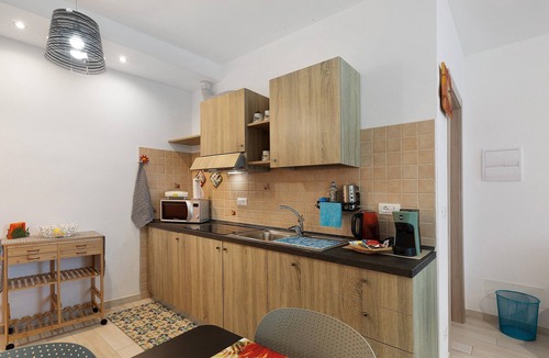 Costa-Villa Apartment | Studio Apartment 'Quercia -in Caruggiu Di Via Vecchia' with Mountain View, Wi-Fi and Air Conditioning