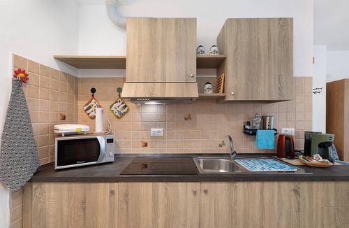 Costa-Villa Apartment | Studio Apartment 'Quercia -in Caruggiu Di Via Vecchia' with Mountain View, Wi-Fi and Air Conditioning