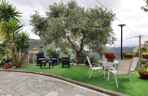 Costa-Villa Apartment | Studio Apartment 'Quercia -in Caruggiu Di Via Vecchia' with Mountain View, Wi-Fi and Air Conditioning