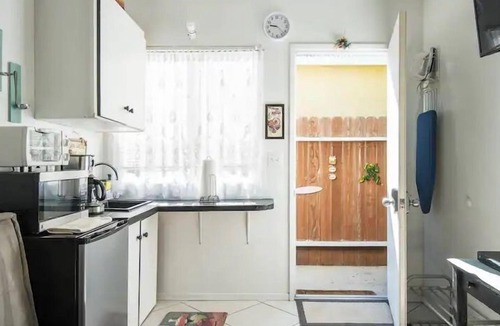 Lawndale Apartment | Studio in Southbay close to the beach SoFi stadium LAX