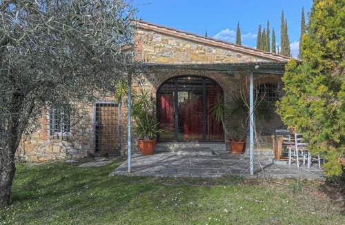 Tavarnelle Val di Pesa Villa | Stunning private villa for 5 people with pool, TV, patio, pets allowed and parking