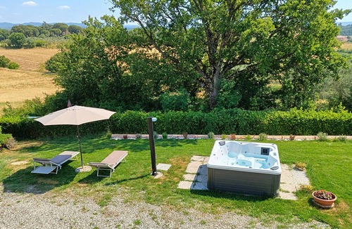 Montarioso Apartment | Stunning apartment in Monteriggioni with WiFi