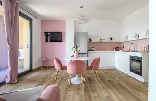 Marta Apartment | Stunning Pink Diamond Lake View Terrace Kitchen TV Wifi