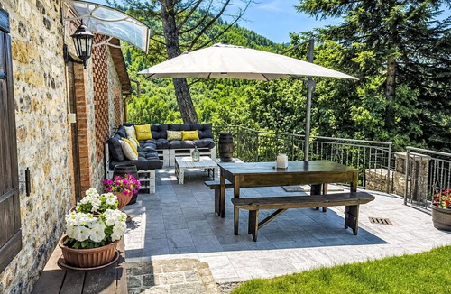 Starda Villa | Stunning private villa for 5 people with WIFI, TV, patio, pets allowed and panoramic view