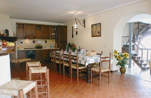 Monte San Savino Villa | Stunning private villa for 10 people with WIFI, private pool, TV and pets allowed