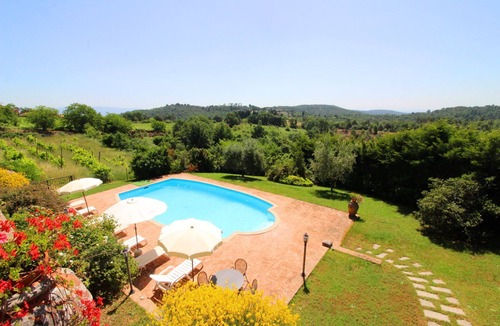 Monte San Savino Villa | Stunning private villa for 10 people with WIFI, private pool, TV and pets allowed