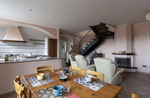 Villa Viani House | Stunning private villa for 6 people with WIFI, terrace, pets allowed and panoramic view