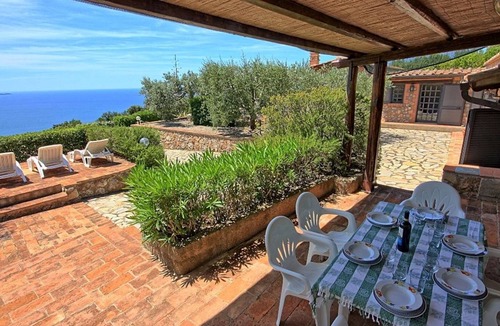 Monte Argentario Villa | Stunning villa for 5 people with WIFI, TV, patio, pets allowed, panoramic view and parking