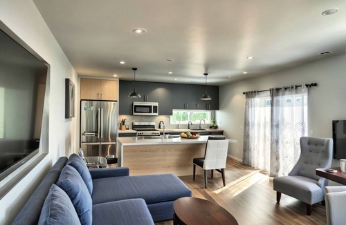 East Hollywood Apartment | Stylish 1-Bedroom Townhouse Retreat in East Hollywood