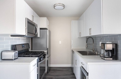 Pico - Robertson Apartment | Stylish Beverly Hills 1BR w/Courtyard, nr Attractions, by Blueground