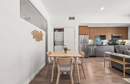 West Gateway Apartment | Stylish City Escape/Walk to Shops Dine & Explore