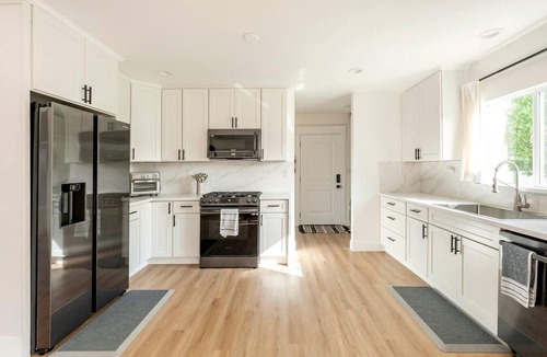 East Hollywood Apartment | Stylish Gated Retreat in East Hollywood w/Parking