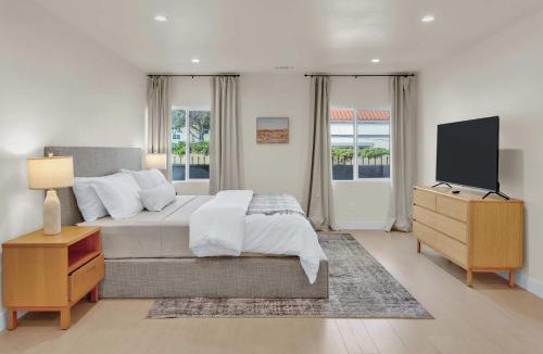Paramount House | Stylish LA Retreat Near Disney Knotts SoFi