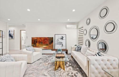 West Covina House | Stylish New Home Bright Modern & Fully Stocked