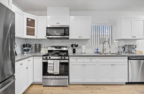 Lynwood House | Stylish New home Near DTLA, Disneyland, SOFI