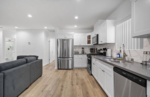 Lynwood House | Stylish New home Near DTLA, Disneyland, SOFI