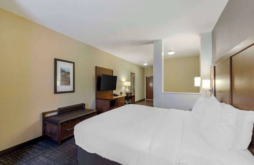 Loveland Hotel | Suite with Relaxing Atmosphere Near Boyd Lake State Park + Breakfast and Pool