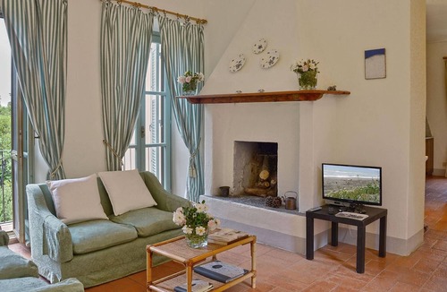 Pescia Romana Apartment | Sunny apartment with terrace, pool and PRIVATE ACCESS TO THE BEACH