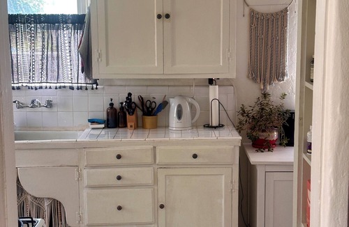 Mid-City Apartment | SUNNY SANTA MONICA GARDEN DUPLEX W ALLEYWAY ENTRANCE + PATIO
