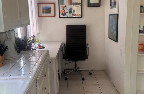 Mid-City Apartment | SUNNY SANTA MONICA GARDEN DUPLEX W ALLEYWAY ENTRANCE + PATIO