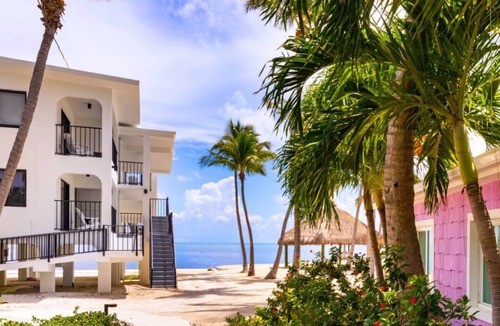 Islamorada Villa | Sunny Vacay! 2 Garden View Units w/ Kitchenette, Outdoor Pool, Free Parking!