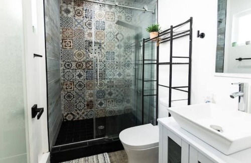 Valley Glen Villa | Sunrise Home Los Angeles