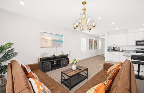 Riverside Villa | Superb 6BD/4BA villa in Riverside with WiFi, King Beds Large space, clean new
