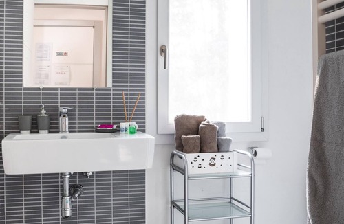 Ferrara House | Superior Triple Room with Garden View Grey room