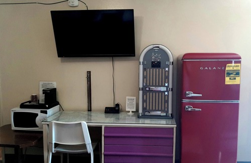 Moreno Valley Hotel | THE BROWN ROOM-Charming & Quiet THEMED Retro-Motel on Historic Route