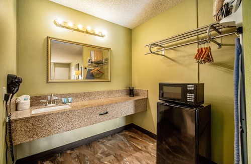 Northwest Anaheim Hotel | The Buena Park Hotel & Suites