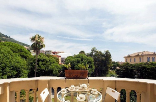 Quinto al Mare Apartment | The Cinque Terre Suite, located on the first floor of La Dolce Vita at Villa Aranci in Via Fabio Filzi 2B, Genoa, is a vibrant and colorful double room with a private bathroom.Guests enjoy access to the panoramic kitchen with stained-glass windows, the b