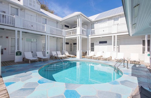 Historic Seaport Apartment | The Curry Classic | Main Mansion Queen